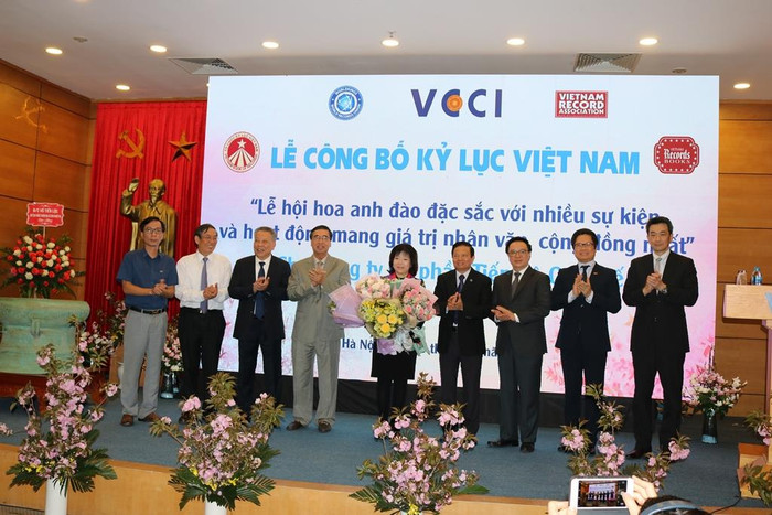 Các đại biểu tặng hoa chúc mừng AIC Group. Ảnh: Đỗ Thơm Các đại biểu tặng hoa chúc mừng AIC Group. Ảnh: Đỗ Thơm
