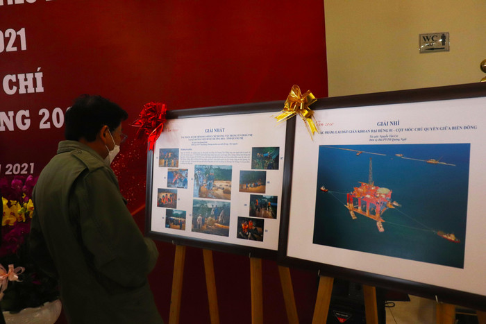 Nhiều tác phẩm tại triển lãm ảnh "Việt Nam 2020", "Ấn tượng 2021" đã gây được sự chú ý cho các đại biểu, khách đến tham dự. Ảnh: Nhật Tân Nhiều tác phẩm tại triển lãm ảnh "Việt Nam 2020", "Ấn tượng 2021" đã gây được sự chú ý cho các đại biểu, khách đến tham dự. Ảnh: Nhật Tân
