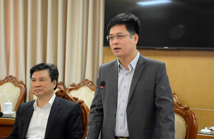 Vụ trưởng Vụ Giáo dục Trung học Nguyễn Xuân Thành (trái) và Thứ trưởng Bộ Giáo dục và Đào tạo Nguyễn Hữu Độ (phải), ảnh: moet.gov.vn. Vụ trưởng Vụ Giáo dục Trung học Nguyễn Xuân Thành (trái) và Thứ trưởng Bộ Giáo dục và Đào tạo Nguyễn Hữu Độ (phải), ảnh: moet.gov.vn.