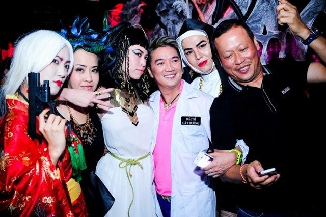 Hình ảnh Đàm Vĩnh Hưng hóa trang thành bác sĩ Cát Tường tối 31/10 Hình ảnh Đàm Vĩnh Hưng hóa trang thành bác sĩ Cát Tường tối 31/10