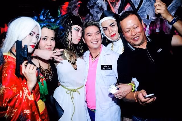 Hình ảnh Đàm Vĩnh Hưng hóa trang thành bác sĩ Cát Tường tối 31/10