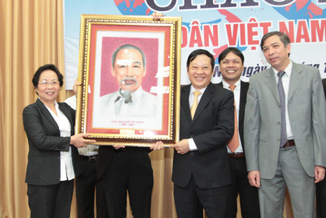 Phó Chủ tịch nước trao quà cho Bệnh viện phụ sản trung ương. Ảnh: Lao Động