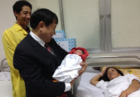 Tổng Cục trưởng Tổng cục dân số đến chia vui cùng gia đình anh Dũng và chị Duyên.