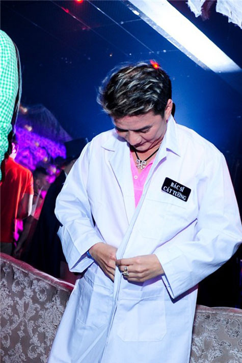 Hóa trang của Đàm Vĩnh Hưng trong đêm Halloween đã nhận được không ít lời chỉ trích Hóa trang của Đàm Vĩnh Hưng trong đêm Halloween đã nhận được không ít lời chỉ trích