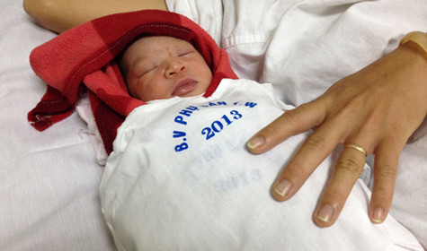 Bé Nguyễn Thị Thùy Dung - là công dân thứ 90 triệu dân của Việt Nam. Ảnh Vnexpress