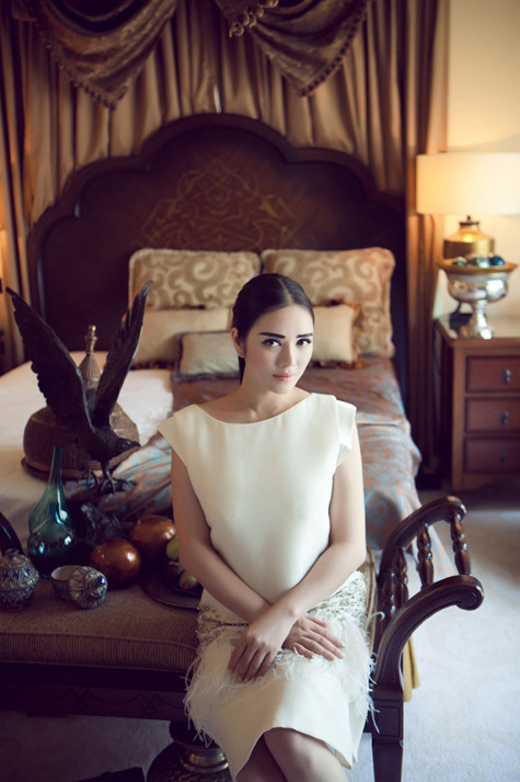 Bối cảnh chụp bộ hình trong căn phòng với nội thất sang trọng kiểu hoàng gia, một lần nữa những khuôn hình của Lý Nhã Kỳ gợi nhớ đến những bức tranh thời trước vẽ các cô tiểu thư quyền quý, đẹp ưu tư nơi cung điện Bối cảnh chụp bộ hình trong căn phòng với nội thất sang trọng kiểu hoàng gia, một lần nữa những khuôn hình của Lý Nhã Kỳ gợi nhớ đến những bức tranh thời trước vẽ các cô tiểu thư quyền quý, đẹp ưu tư nơi cung điện
