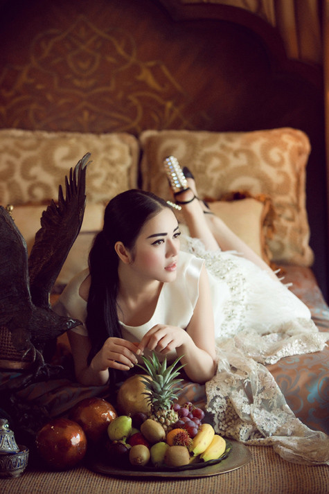 Diện chiếc đầm màu trắng thanh khiết, cùng tone trang điểm cổ điển, nhẹ nhàng, Lý Nhã Kỳ đã “khoe” vẻ đẹp mềm mại, nữ tính. Diện chiếc đầm màu trắng thanh khiết, cùng tone trang điểm cổ điển, nhẹ nhàng, Lý Nhã Kỳ đã “khoe” vẻ đẹp mềm mại, nữ tính.