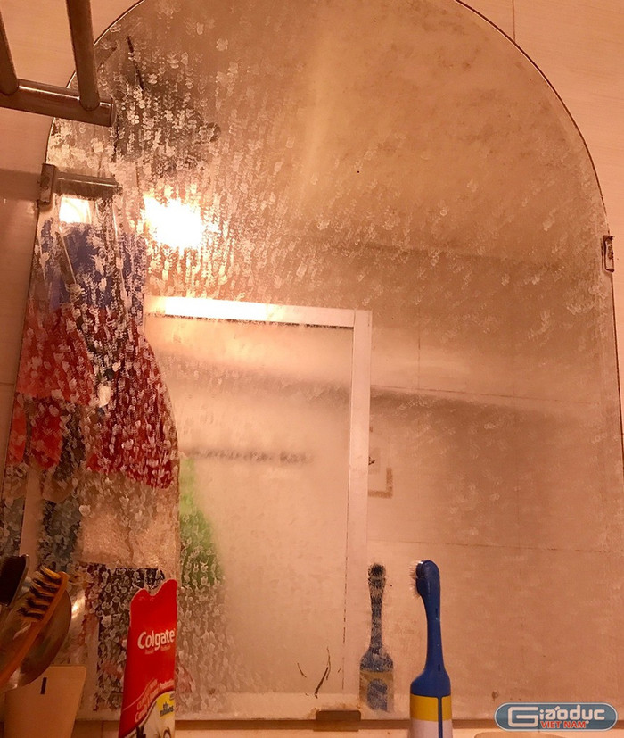 Người dân sống tại ngõ 26 phố Tư Đình, phường Long Biên, Hà Nội khốn khổ vì nước bẩn. Nước ở khu vực này được cung cấp từ Nhà máy nước sạch số 2. ảnh: KV. Người dân sống tại ngõ 26 phố Tư Đình, phường Long Biên, Hà Nội khốn khổ vì nước bẩn. Nước ở khu vực này được cung cấp từ Nhà máy nước sạch số 2. ảnh: KV.