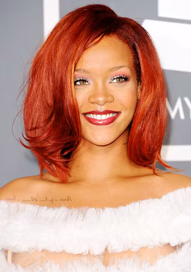 Hiếm ngôi sao này xuất hiện với màu tóc đỏ, Rihanna lại hoàn toàn tự tin với màu tóc nổi bật này, kiểu tóc ngắn ngang vai khiến cô thật trẻ trung, gợi cảm.
