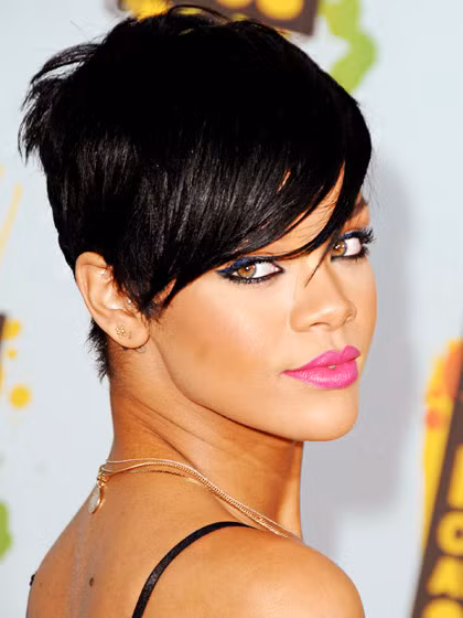 Tóc tém quả rất hợp với Rihanna và đã làm nên hình ảnh một nữ ca sỹ trẻ trung, tươi mới tràn đầy sức sống cuả làng nhạc thế giới.