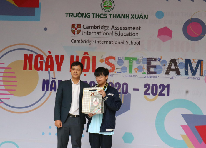 Học sinh Đức Hùng - lớp 9A6 là người thắng cuộc thi Rung chuông vàng. Học sinh Đức Hùng - lớp 9A6 là người thắng cuộc thi Rung chuông vàng.