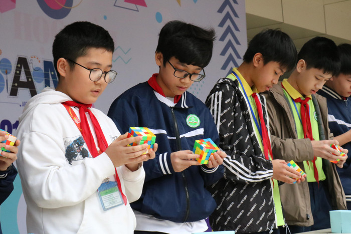Các học sinh tranh tài giải khối rubik. Các học sinh tranh tài giải khối rubik.