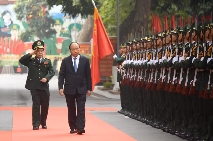 Thủ tướng duyệt đội danh dự. Ảnh: VGP