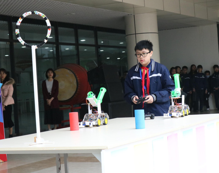 Học sinh Phúc An lớp 7A1 điều khiển robot ném bóng vào vòng tròn. Học sinh Phúc An lớp 7A1 điều khiển robot ném bóng vào vòng tròn.