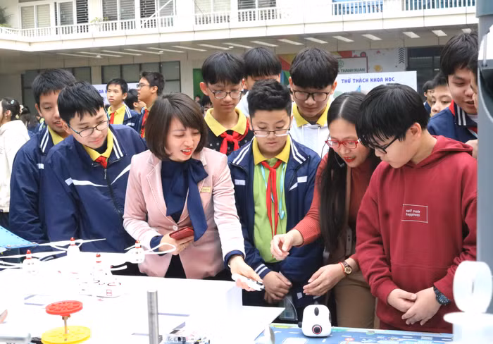 Cô trò cùng tham gia tìm hiểu tại gian hàng Vật lý.