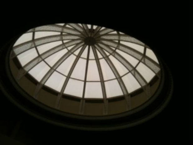 Nguồn ánh sáng duy nhất từ trên tầng cao nhất chiếu xuống thông qua kính. Nguồn ánh sáng duy nhất từ trên tầng cao nhất chiếu xuống thông qua kính.