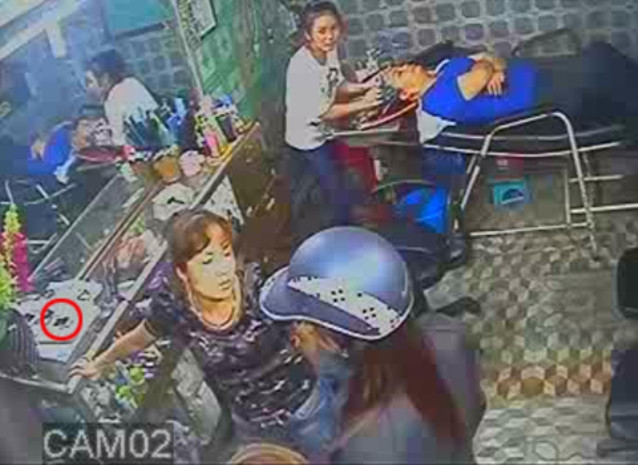 Nữ quái bước vào tiệm tóc, đầu đội mũ bảo hiểm, lúc này chiếc iPhone đang để trên bàn