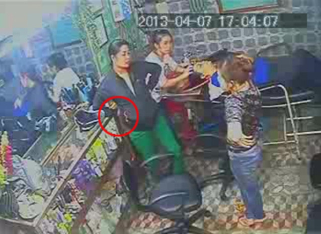 Vừa nói chuyện đánh trống lảng, tay kia lồng ra sau móc bóp tiền trong ngăn bàn.