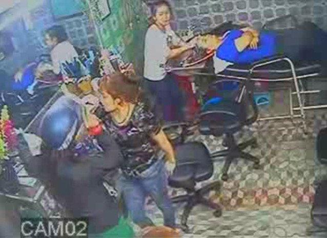 Nhẹ nhàng đặt chiếc túi che lấp iPhone, đồng thời tháo mũ bảo hiểm.