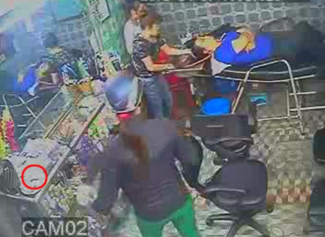 Sau một hồi loanh quanh chờ thời cơ, nữ quái rút chiếc túi kèm theo iPhone và chuồn mất.