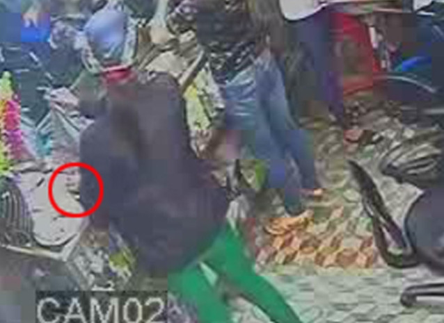 Sau đó quay lại lấy cắp tiếp chiếc iPhone che lúc nãy.