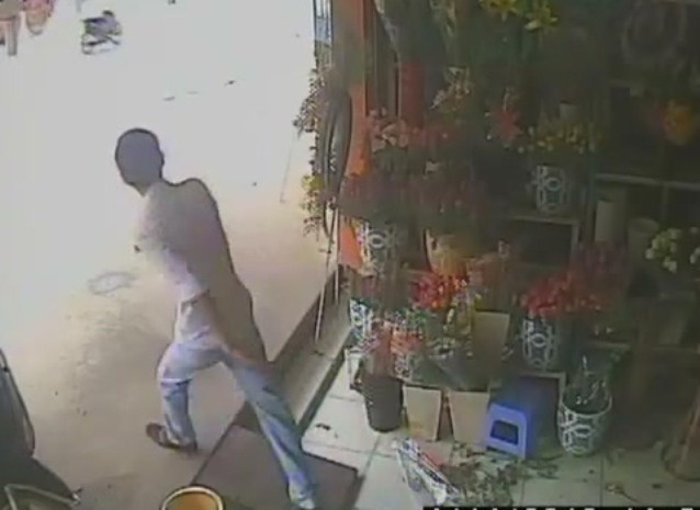 Chủ xe hốt hoảng khi chiếc xe đột nhiên biến mất. Chủ xe hốt hoảng khi chiếc xe đột nhiên biến mất.