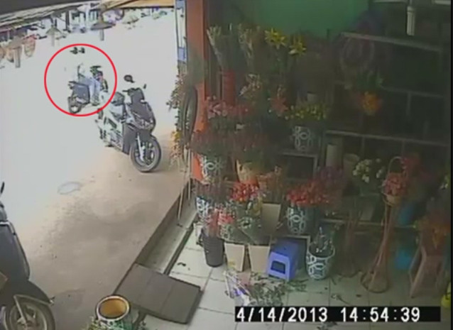 Bèn quay xe lại. Bèn quay xe lại.