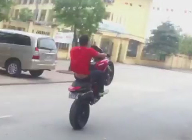 Chiếc xe chồm lên và gầm rú. Chiếc xe chồm lên và gầm rú.