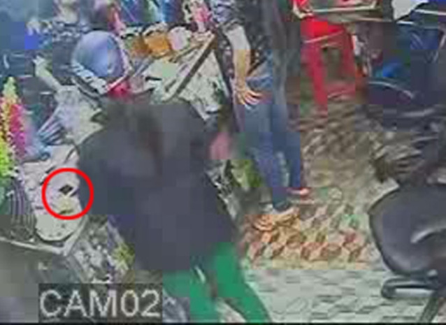 Nhưng có người nhìn sang nên vội vàng đặt lại chỗ cũ.