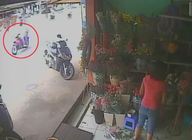 Hai tên trộm đi săn mồi và phát hiện chiếc Air Blade để bên đường. Hai tên trộm đi săn mồi và phát hiện chiếc Air Blade để bên đường.