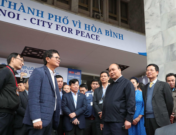 Thủ tướng kiểm tra tại Trung tâm báo chí quốc tế. Ảnh: VGP Thủ tướng kiểm tra tại Trung tâm báo chí quốc tế. Ảnh: VGP