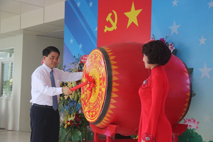 Chủ tịch Ủy ban nhân dân thành phố Hà Nội Nguyễn Đức Chung đánh trống khai giảng năm học 2017-2018 tại Trường Trung học cơ sở Thanh Xuân, ảnh chỉ mang tính chất minh họa, nguồn: Báo Kinh tế và Đô thị.