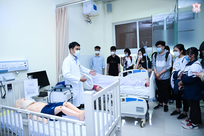 Học sinh trung học phổ thông thăm quan, trải nghiệm thực tế tại Trường Đại học Y Hà Nội. Ảnh: HMU 034f594e-5066-4eae-9e98-76cb7a0a7757.jpg