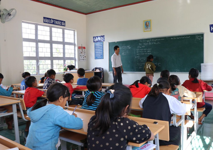 Lớp học tại điểm trường Alao, trường Tiểu học Lơ Pang, xã Lơ Pang, huyện Mang Yang (Gia Lai). (Ảnh: Hồng Điệp/TTXVN) 094416-vna_potal_gia_lai_dam_bao_co_so_vat_chat_cho_hoc_sinh_vung_kho_khan_165431734_5140478.jpg