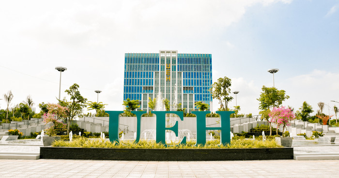 Đại học Kinh tế thành phố Hồ Chí Minh (UEH) Điểm chuẩn 56 chương trình đào tạo UEH tăng mạnh so với năm 2023.jpg