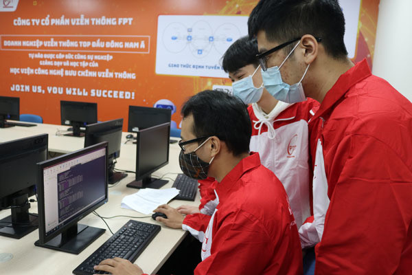 Hệ thống phòng lab viễn thông viễn thông mô phỏng toàn bộ hoạt động vận hành Internet và các dịch vụ gia tăng của doanh nghiệp do FPT Telecom tài trợ cho Học viện Công nghệ Bưu chính Viễn thông. Ảnh: PTIT sinh-vien-ptit-co-them-phong-lab-vien-thong-phuc-vu-hoc-tap-gan-ket-thuc-tien.jpg