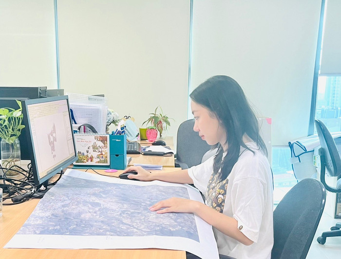 Chị Nguyễn Thị Thu Thủy, sinh viên Địa tin học K64, hiện đang làm việc tại Trung tâm xử lý điều tra đo đạc và bản đồ. Ảnh: NVCC IMG_7444.jpg