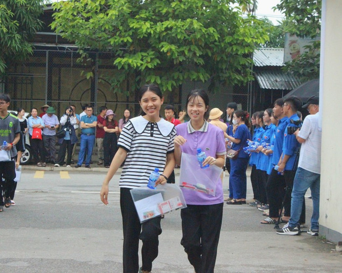 Thí sinh dự thi vào lớp 10 Trường Trung học phổ thông chuyên Hà Tĩnh, năm học 2024-2025. Ảnh: Báo Hà Tĩnh 85e06286-21df-484c-94cf-c381838930f2-2578.jpeg