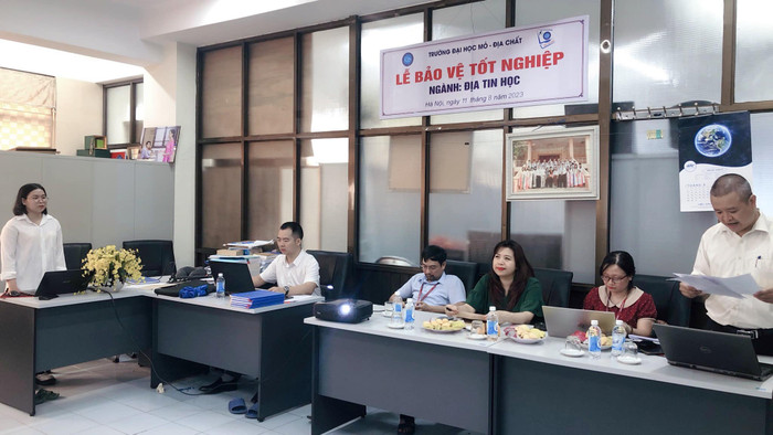 Lễ bảo vệ đồ án tốt nghiệp của sinh viên ngành Địa tin học (K64), Trường Đại học Mỏ - Địa chất. Ảnh: NTCC 366018401_789838289808293_371111779880622596_n.jpg