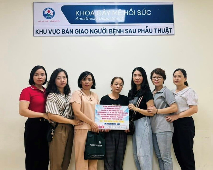 Tối 22/6, khi đang trên đường về nhà, em Phạm Minh Anh, học sinh lớp 12A3, Trường Trung học phổ thông Bình Xuyên (Vĩnh Phúc) không may bị tai nạn tàu hoả khiến cụt 2 chân ngay trước kỳ thi tốt nghiệp THPT năm 2024. Trong khi đó, hoàn cảnh gia đình Minh Anh còn nhiều khó khăn. Những ngày qua, các mạnh thường quân đã kêu gọi, tập hợp và trao cho gia đình em trên 335 triệu đồng để hỗ trợ kinh phí phẫu thuật, điều trị, giúp em sớm trở về - Ảnh: Phạm Hồng Dương/Sở Giáo dục và Đào tạo Vĩnh Phúc Minh Anh.jpg