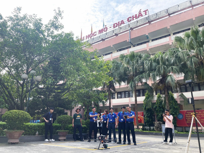 Tiến sĩ Trần Trung Anh cùng các giảng viên hướng dẫn sinh viên thực hành. Ảnh: NTCC IMG_7445.jpg