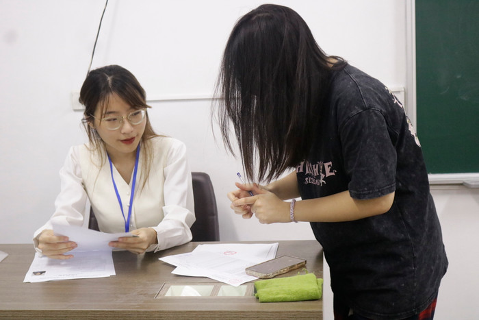 Chiều ngày 26/6, hơn 1 triệu thí sinh cả nước đã có mặt tại các điểm thi để làm thủ tục dự thi tốt nghiệp. Ảnh: Doãn Nhàn GDVN-thpt-2024 (2).jpg
