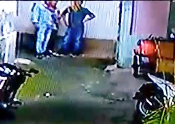 Các đối tượng lạ mặt được cho là đã đeo bám về đến tận cuối hẻm nhà của cô giáo Nguyễn Thị Tân. (Ảnh: cắt từ camera) Các đối tượng lạ mặt được cho là đã đeo bám về đến tận cuối hẻm nhà của cô giáo Nguyễn Thị Tân. (Ảnh: cắt từ camera)