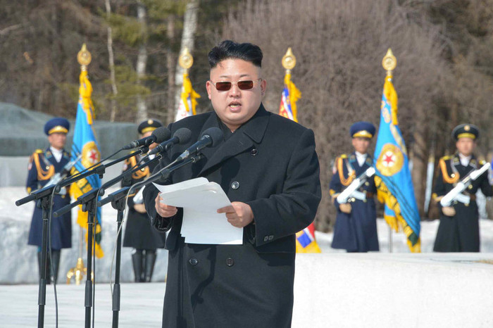 Nhà lãnh đạo Kim Jong-un đeo kính râm phát biểu trước buổi tuyên thệ tại tượng đài Kim Nhật Thành. Nhà lãnh đạo Kim Jong-un đeo kính râm phát biểu trước buổi tuyên thệ tại tượng đài Kim Nhật Thành.