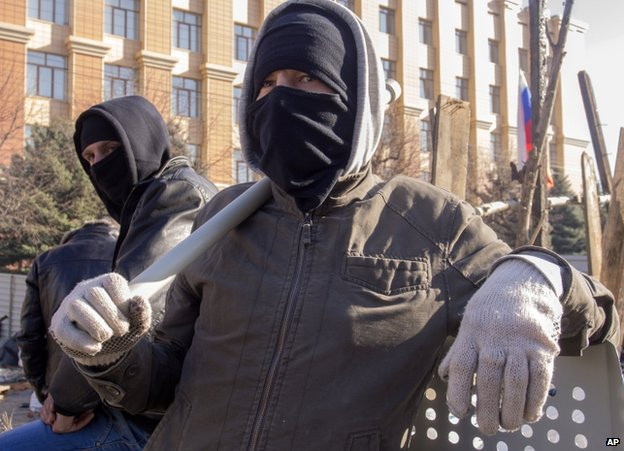 Người dân miền Đông Ukraine biểu tình đòi ly khai, trong đó có cả những người bịt mặt được cho là lực lượng đặc biệt của Nga. Người dân miền Đông Ukraine biểu tình đòi ly khai, trong đó có cả những người bịt mặt được cho là lực lượng đặc biệt của Nga.