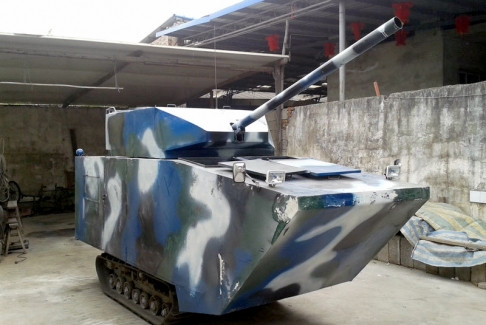 Chiếc "xe tăng đồ chơi" được chế tạo từ những linh kiện cũ của máy kéo, ô tô.