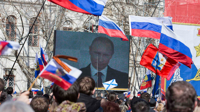 Người dân trên bán đảo Crimea ăn mừng sau khi có kết quả bỏ phiếu sáp nhập lãnh thổ vào Nga.