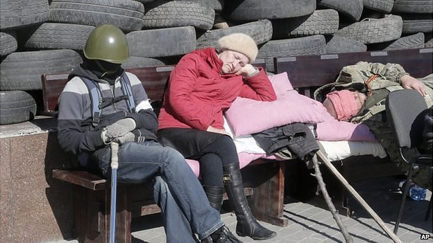 Lốp xe, bao cát, dây thép gai được dựng thành chiến lũy. Lốp xe, bao cát, dây thép gai được dựng thành chiến lũy.