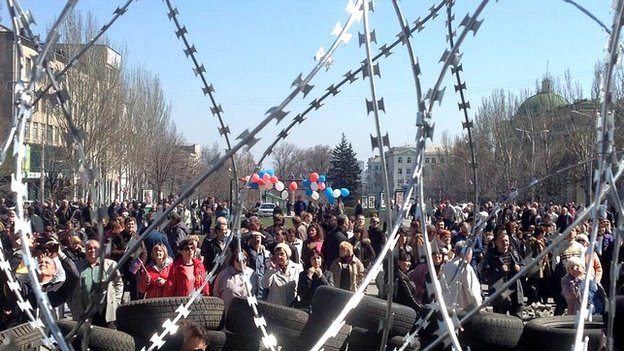 Người biểu tình ủng hộ Nga bao vây trụ sở chính quyền thành phố Donetsk. Người biểu tình ủng hộ Nga bao vây trụ sở chính quyền thành phố Donetsk.