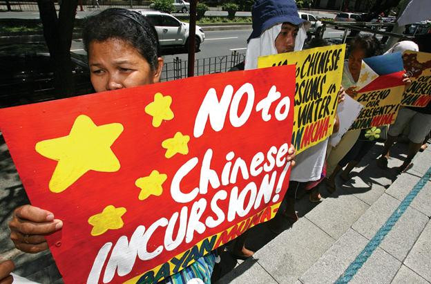 Người Philippines biểu tình phản đối Bắc Kinh leo thang trên Biển Đông trước lãnh sự quán Trung Quốc.